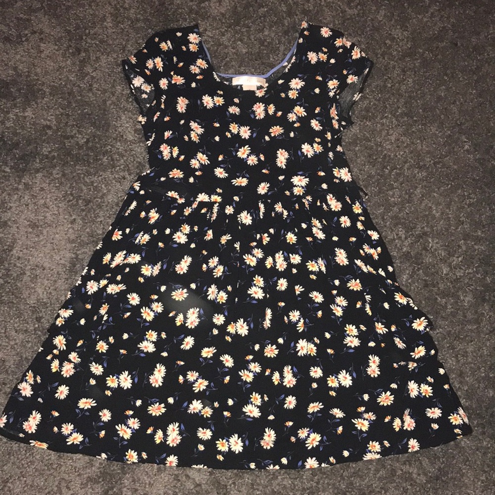 Dress with daisies 💐has pockets in front 🙈